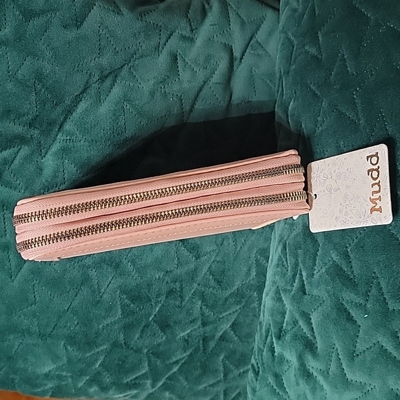 Mudd Mudd...purse👛 very elegant hands with double cream color zipper... - Picture 10 of 12